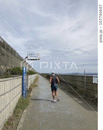 茅ヶ崎（浜見平）のサイクリングロードとランナー 107780687
