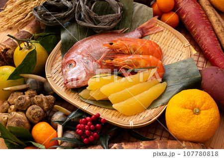 豪華な正月食材のイメージ(1) 107780818