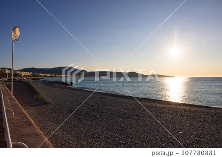 フランス、ニースの朝の地中海の景色 107780881