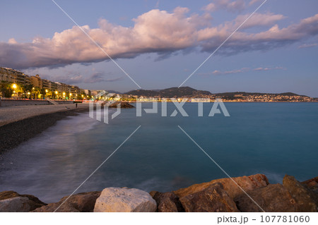 フランス、ニースのプロムナード・デ・サングレの景色 107781060