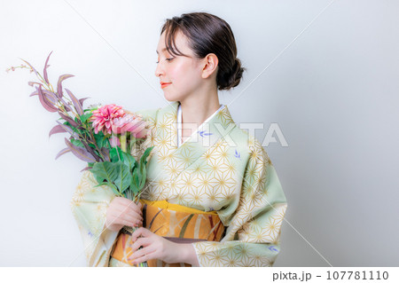 花束を持つ着物姿の女性 107781110