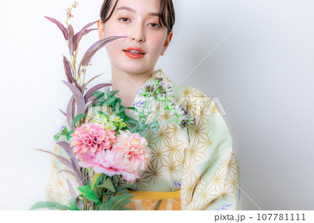 花束を持つ着物姿の女性 花束を持つ着物姿の女性 107781111