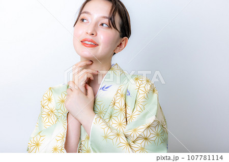 着物姿の女性 107781114