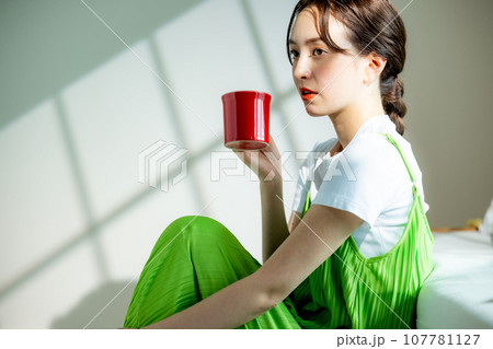 コーヒーを飲む女性 コーヒーを飲む女性 107781127