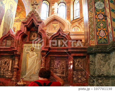 サンクトペテルブルクの血の上の救世主教会の祭壇 107781130
