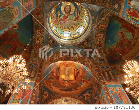 血の上の救世主教会のキリストの天井画 107781136