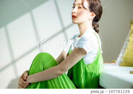 ソファに座って考え事をする若い女性 ソファに座って考え事をする若い女性 107781139