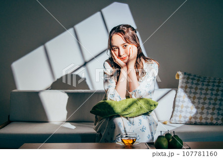 ソファーに座る女性 ソファーに座る女性 107781160