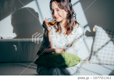 ソファーに座る女性 107781161