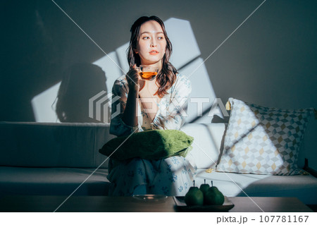 ソファーに座る女性 107781167