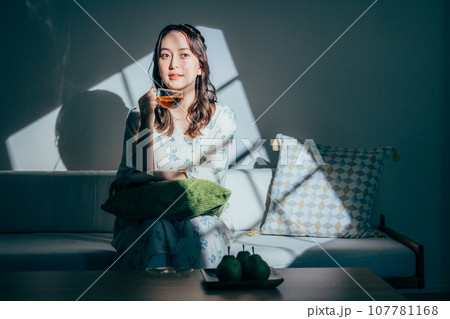 ソファーに座る女性 107781168