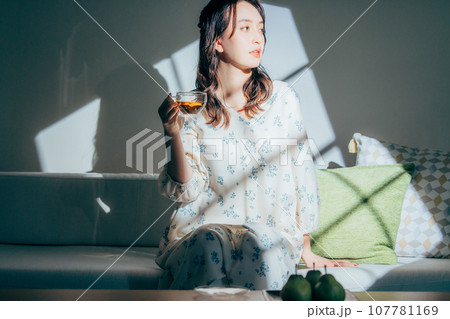 ソファーに座る女性 107781169