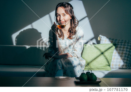 ソファーに座る女性 107781170