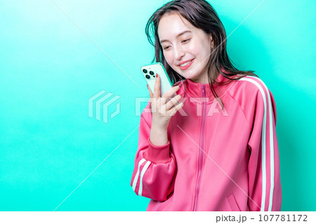 スマホを使う女性 107781172