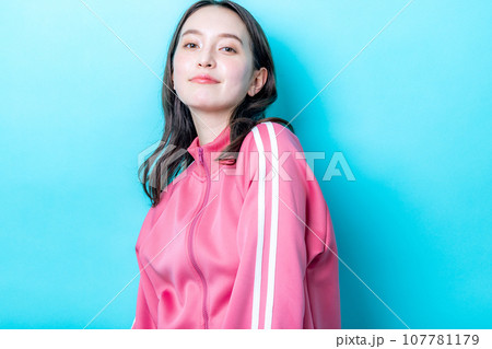 ジャージを着た若い女性 107781179