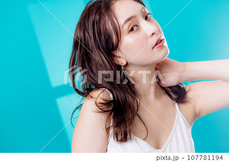 若い女性のビューティ 107781194