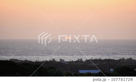 鹿児島県奄美群島与論島の舵引きの丘(ハジピキパンタ)から見える朝焼け 鹿児島県奄美群島与論島の舵引きの丘(ハジピキパンタ)から見える朝焼け 107781729