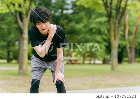 脱臼・肩こり・肩を痛めて悩む男性・スポーツマン・アスリート(スポーツ障害・怪我・リハビリ) 脱臼・肩こり・肩を痛めて悩む男性・スポーツマン・アスリート(スポーツ障害・怪我・リハビリ) 107781821