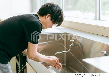 水道水を飲む男性・顔を洗う 107781828