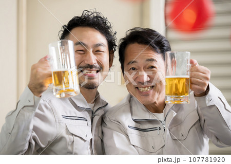 ビールで乾杯する作業員　お仕事お疲れ様～！のカメラ目線	 107781920