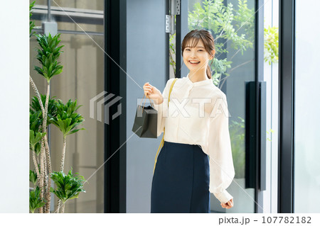 ショッピング　女性 107782182