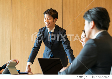 ビジネスシーン 会議 ビジネスシーン 会議 107782202