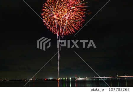 夜空を彩る湖上の鹿嶋市花火大会の風景 夜空を彩る湖上の鹿嶋市花火大会の風景 107782262