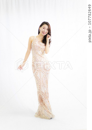 ドレスを着たミセス高身長痩身美人女性 ドレスを着たミセス高身長痩身美人女性 107782649
