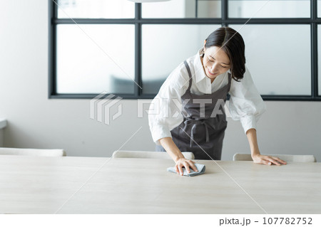 掃除をする女性　ハウスキーパー　 107782752