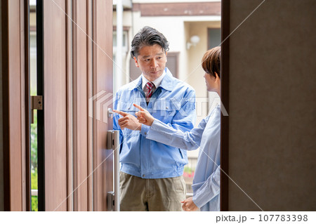 玄関　鍵　防犯 107783398
