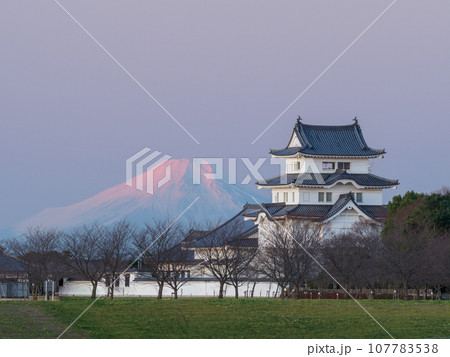 夜明けの富士山と関宿城復元天守閣の絶景風景 107783538