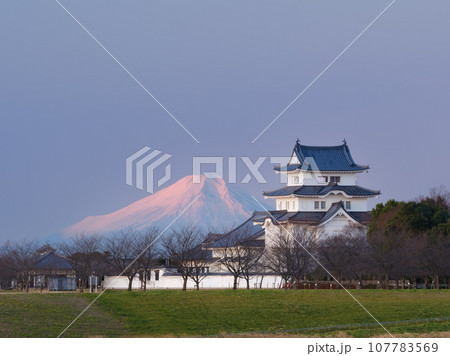 夜明けの富士山と関宿城復元天守閣の絶景風景 107783569