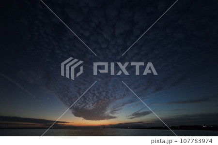 巻積雲が広がった港の夕暮れ・秋・超広角・空主体・231004pm 107783974