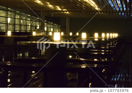 机の上に並べられたライト 107783976