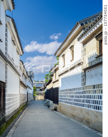 岡山_白壁の輝く倉敷美観地区の風景 107784081
