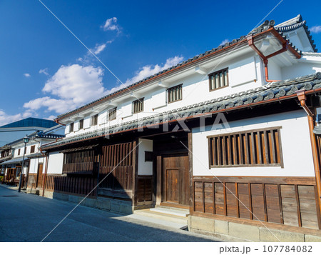 岡山_白壁の輝く倉敷美観地区の風景 107784082