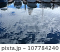 マリーナの水面に雲の影と波紋 107784240