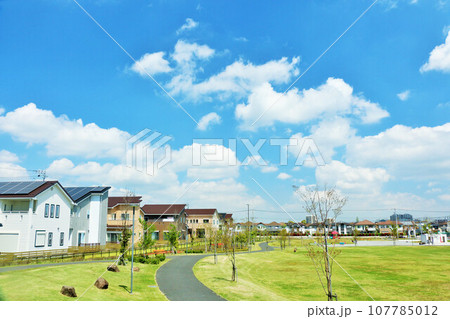 爽やかな青空と街の風景 107785012