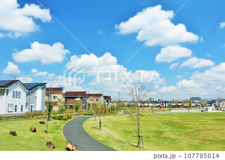 爽やかな青空と街の風景 107785014