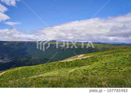 熊本県 大観峰からの阿蘇外輪山の眺め 熊本県 大観峰からの阿蘇外輪山の眺め 107785483
