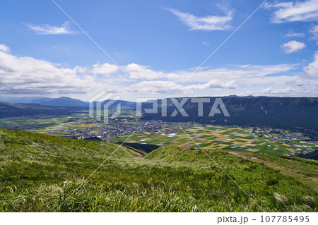熊本県　大観峰からの阿蘇外輪山の眺め 107785495