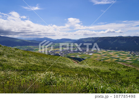 熊本県　大観峰からの阿蘇外輪山の眺め 107785498