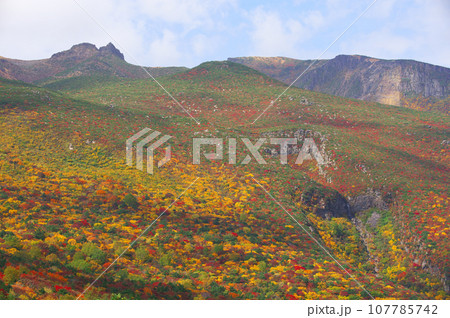 安達太良山の錦絵のように美しい紅葉 107785742