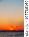 日本　湘南　鵠沼海岸からの初日の出 107786160