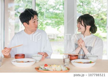 家で食事をして妻を褒める夫婦・カップル（美味しい・自炊） 107786521