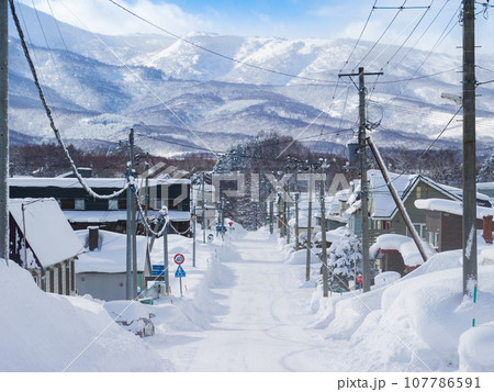 豪雪地帯の住宅街の道路 (北海道、ニセコ町) 107786591