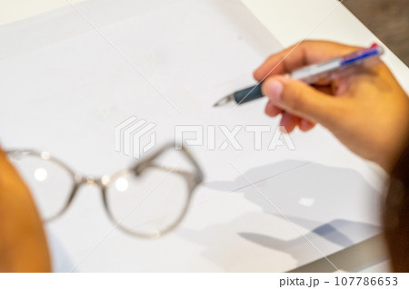 白紙に三色ボールペンで書き込む 白紙に三色ボールペンで書き込む 107786653