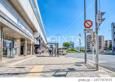 神奈川県横浜市の都市風景 新羽駅 駅前ロータリー 神奈川県横浜市の都市風景 新羽駅 駅前ロータリー 107787035