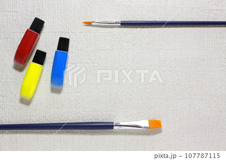カラフルな水彩絵の具と絵筆 107787115