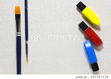 カラフルな水彩絵の具と絵筆 カラフルな水彩絵の具と絵筆 107787119